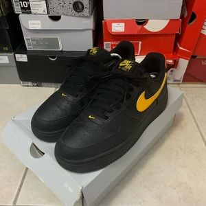 Black and yellow AF1 low